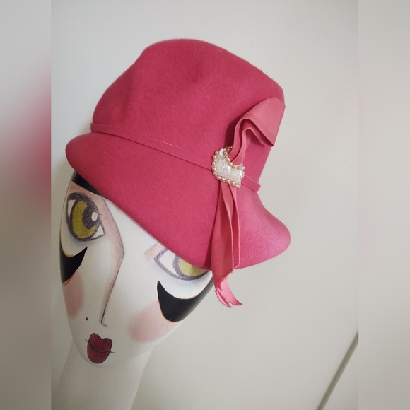 Vintage Felt 100%Wool 💞Fuchsia Hat with Pearl⚪Detail ~`• - Picture 2 of 11